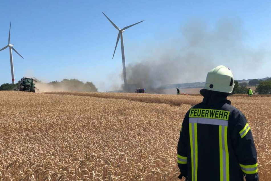 Im Landkreis Bautzen steht ein Feld in Flammen.