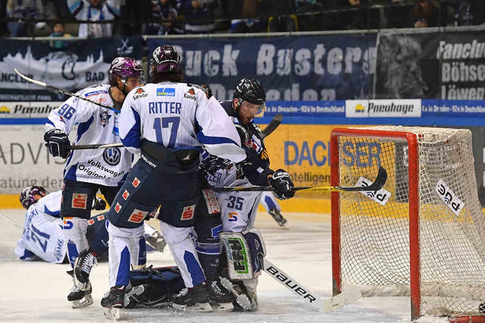 Steven Rupprich (rechts) vollendet zum 4:3 für Dresden.