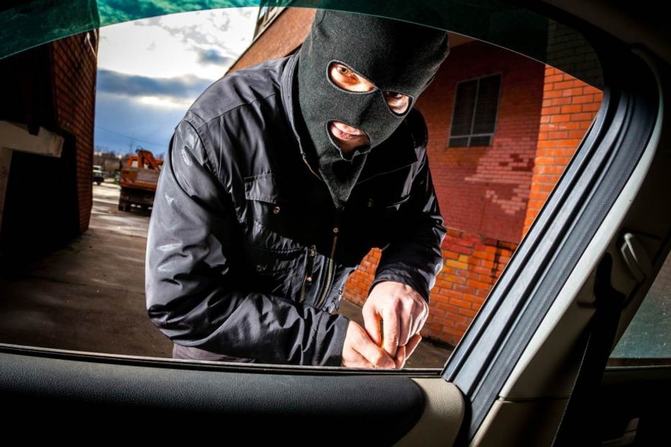 Ein mutmaßlicher Autodieb konnte von der Polizei in Schönefeld geschnappt werden (Symbolbild).