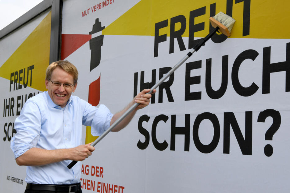 Schleswig-Holsteins Ministerpräsident Daniel Günther (CDU) beteiligt sich an einer Werbeaktion.