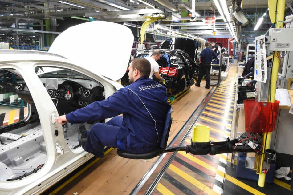 Im Werk Rastatt der Daimler AG in Rastatt findet an einem Montageband an einem Mercedes-Benz GLA der Einbau der Dachbedieneinheit mittels Schwingsitz statt. (Archivbild)