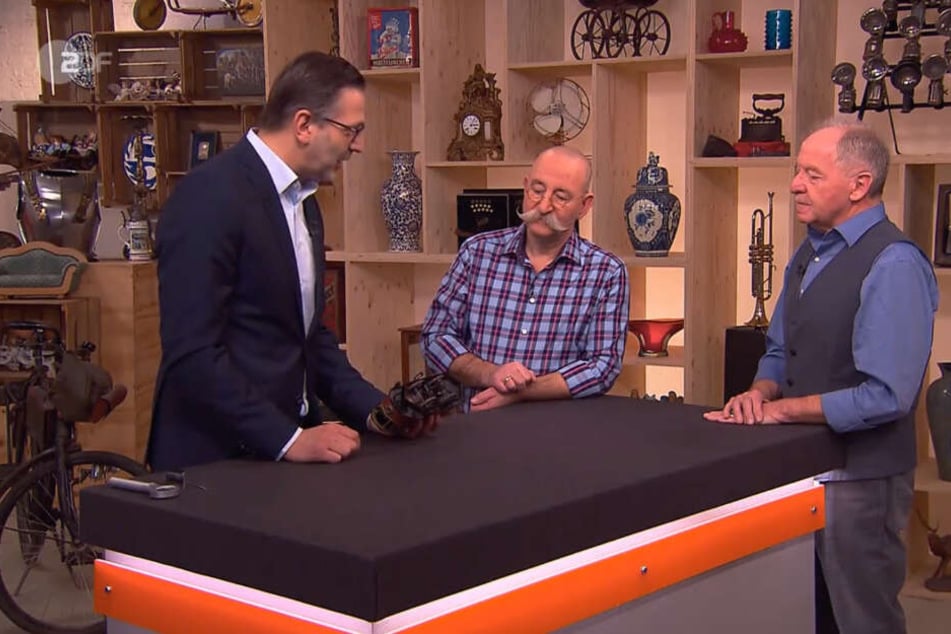 Experte Detlev Kümmel (li.) findet, dass die Spielzeug-Straßenbahn von Reinhard Vogel (re.) nur etwa 250 Euro wert sei.