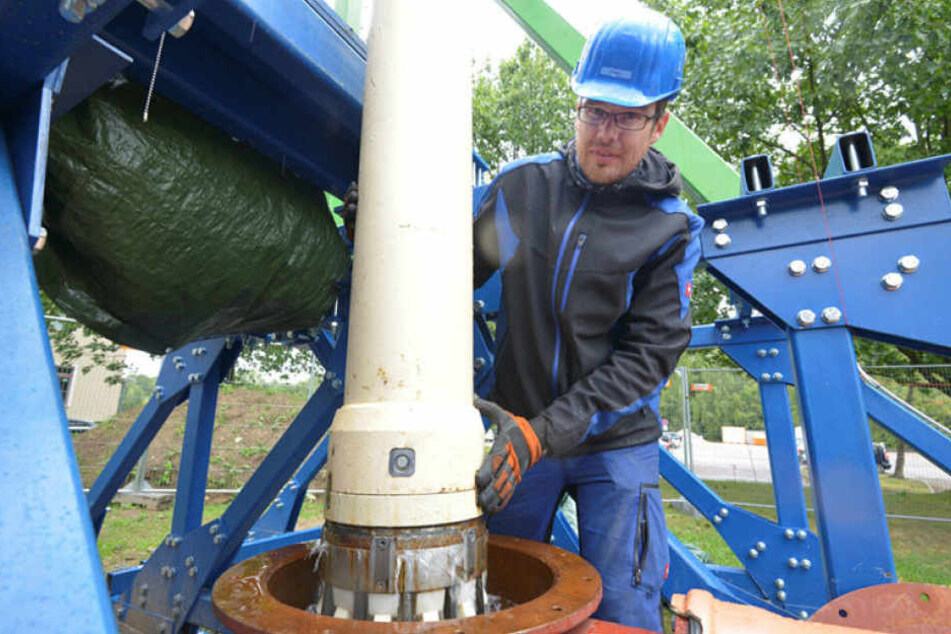 Dipl.-Ing. Erik Anders (35) am Versuchs-Bohrturm zur Vorführung der Technik.