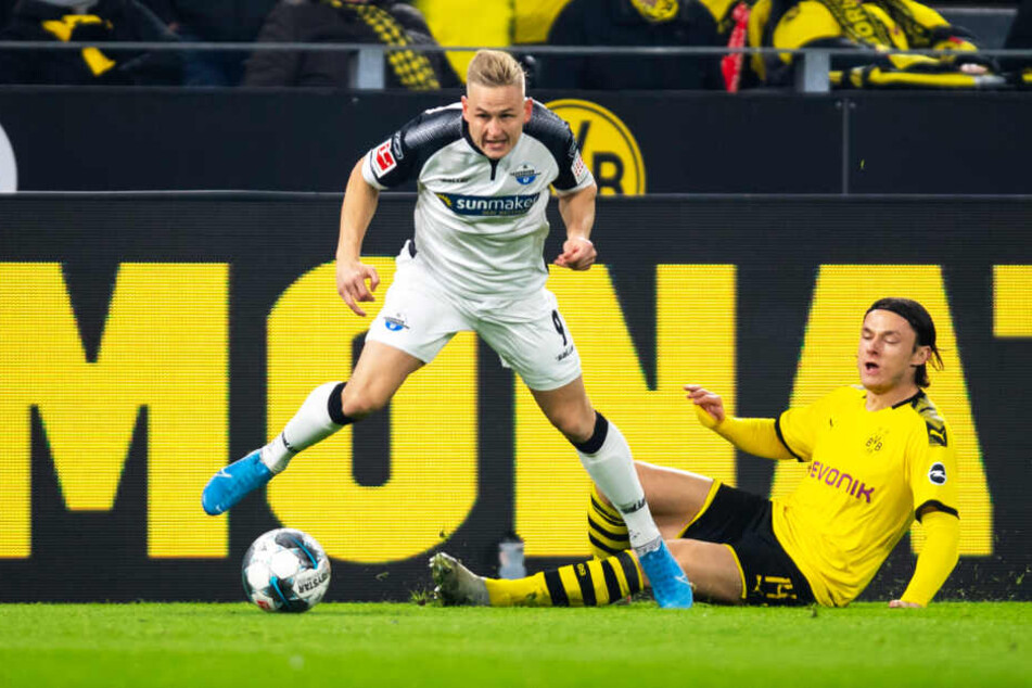 Der entscheidende Zweikampf vor dem 1:0 für Paderborn: BVB-Linksverteidiger Nico Schulz grätscht gegen den schnellen Kai Pröger zu früh, der kann sich daher durchsetzen und flanken.