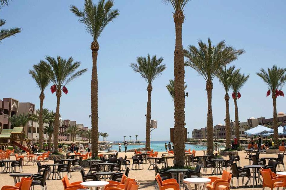 Blick auf Tische, Stühle und Palmen der Hotelanlagen in Hurghada, Ägypten, am 15. Juli, an deren Strand ein Attentäter am 14. Juli mehrere Urlauber mit dem Messer attackierte.
