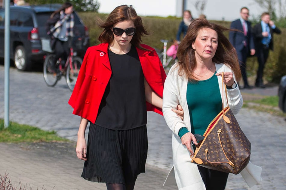 Nach den Weihnachtsferien soll Nathalie Volks Mutter (rechts) wieder arbeiten.