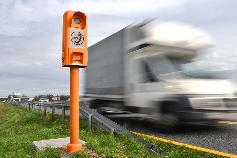 Der Mann war an einer Notrufsäule ausgestiegen. Plötzlich erfasste ihn der Lkw. (Symbolbild)