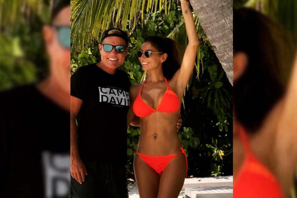 Dieter Bohlen posiert mit seiner Freundin Carina im Urlaub.