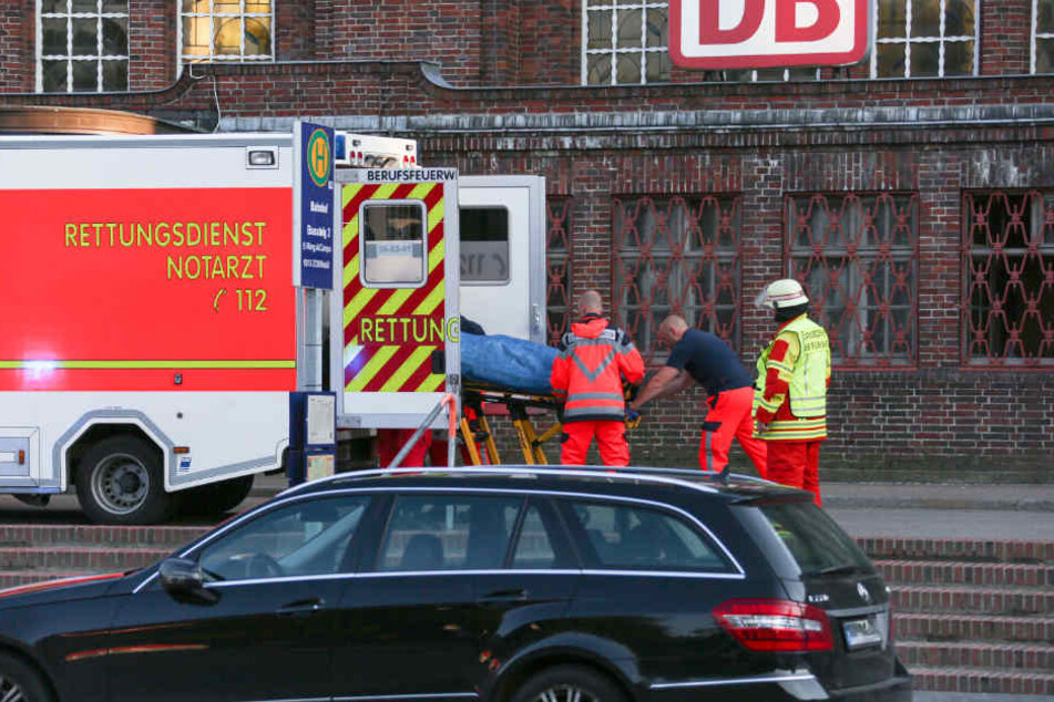 Der Rettungsdienst transportiert den Erschossenen.