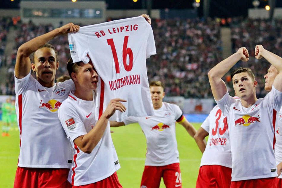 Die RB-Spieler dachten im Spiel an ihren verletzten Kollegen Lukas Klostermann (Kreuzbandriss),