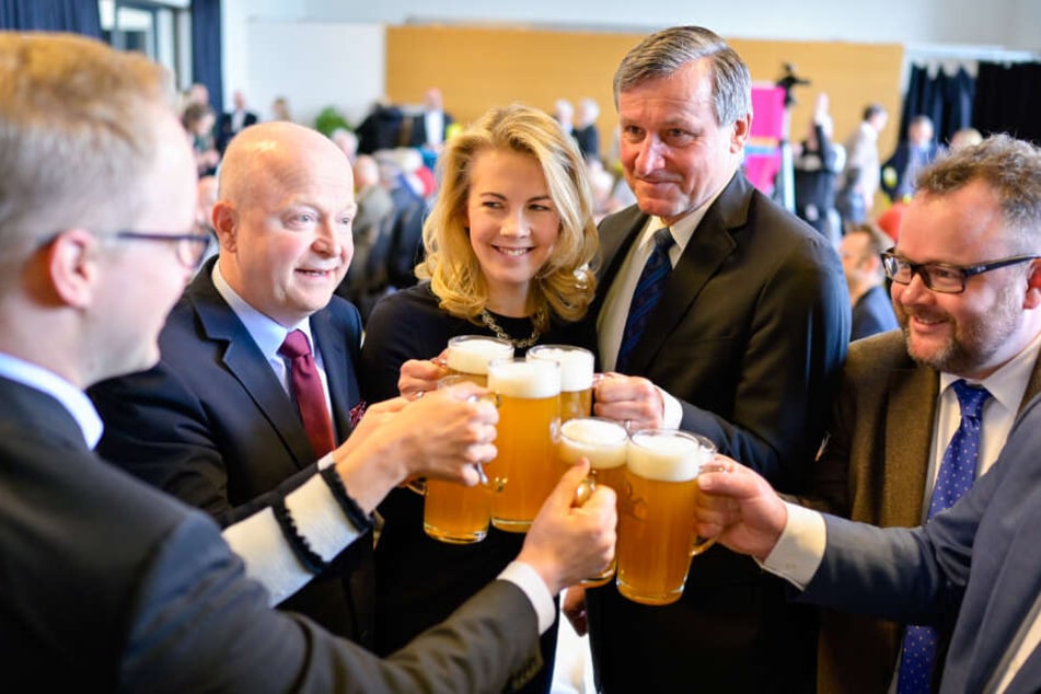 Der FDP-Bundestagsabgeordnete Christian Jung (ganz rechts im Bild) fordert, dass wegen der drohenden Schnakenplage der Katastrophenfall für den Landkreis Karlsruhe ausgerufen wird.