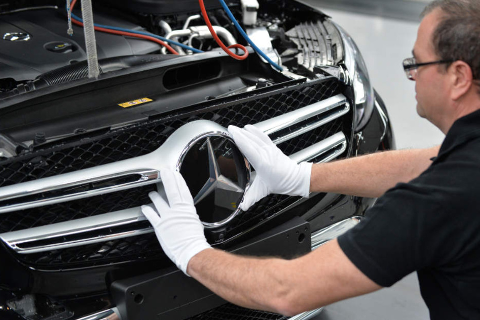 Ein Arbeiter bei der Produktion einer Mercedes C-Klasse.