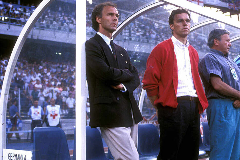 Der Teamchef schlechthin: Franz Beckenbauer wurde 1990 mit Holger Osieck (r.) als Cheftrainer an seiner Seite Weltmeister.