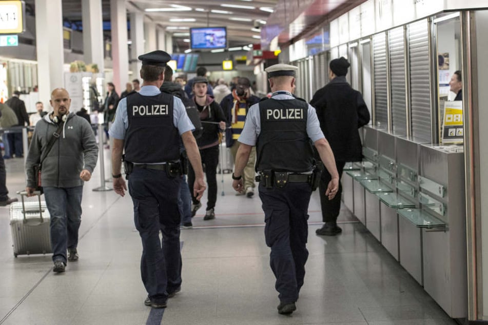 Am Flughafen Berlin-Schönefeld fand die Polizei die Frau.