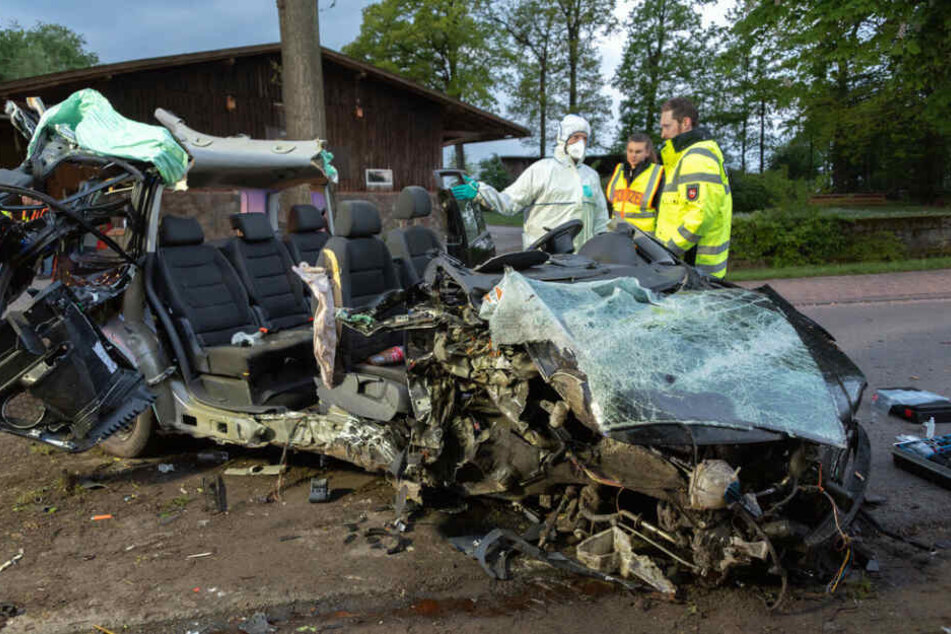 Das Fahrzeug wurde bei dem Aufprall komplett zerstört.