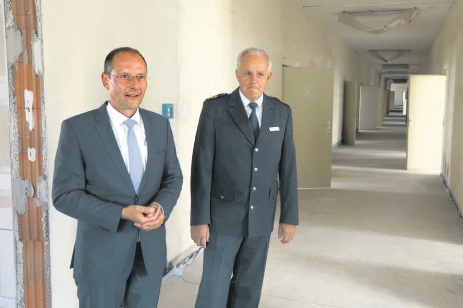 Mitte Juli zeigte Innenminister Markus Ulbig (l.) der Presse die
Räumlichkeiten. Jetzt grätscht sein Kollege Unland dazwischen.