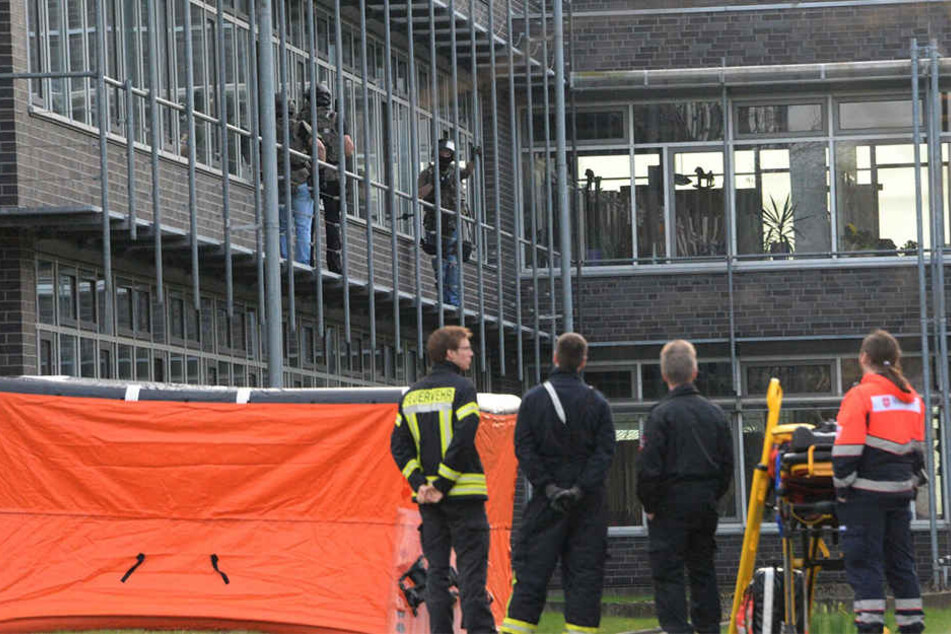 Ein bewaffneter Mann drang ins Kreishaus in Gütersloh ein. Zwei Mitarbeiter wurden verletzt.