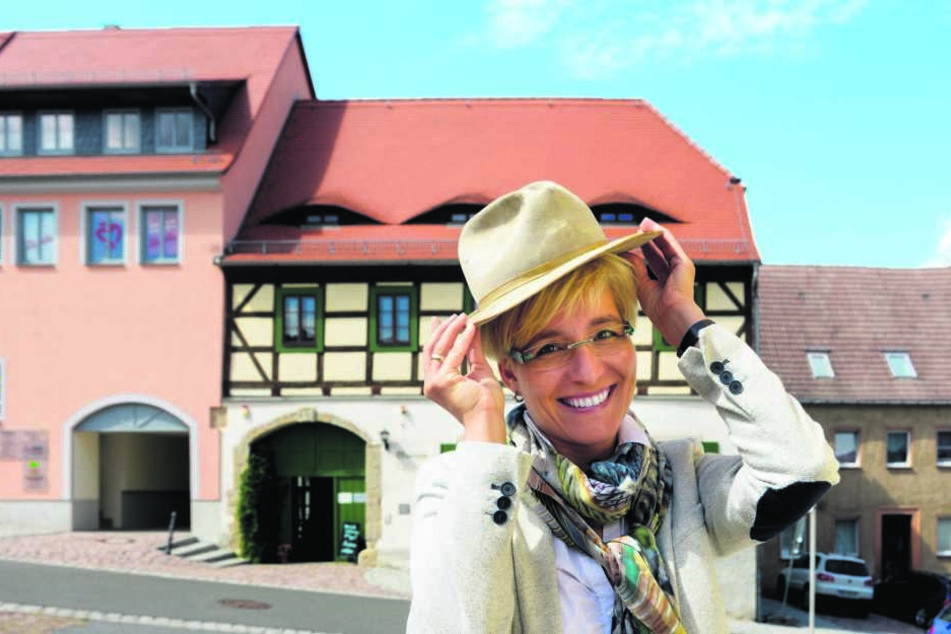 Bürgermeisterin Anita Maaß (42, FDP) wüsste schon, wie sie den Star empfangen würde.In diesem Haus an der Döbelner Straße hatte Terence Hill als kleiner Junge gewohnt.