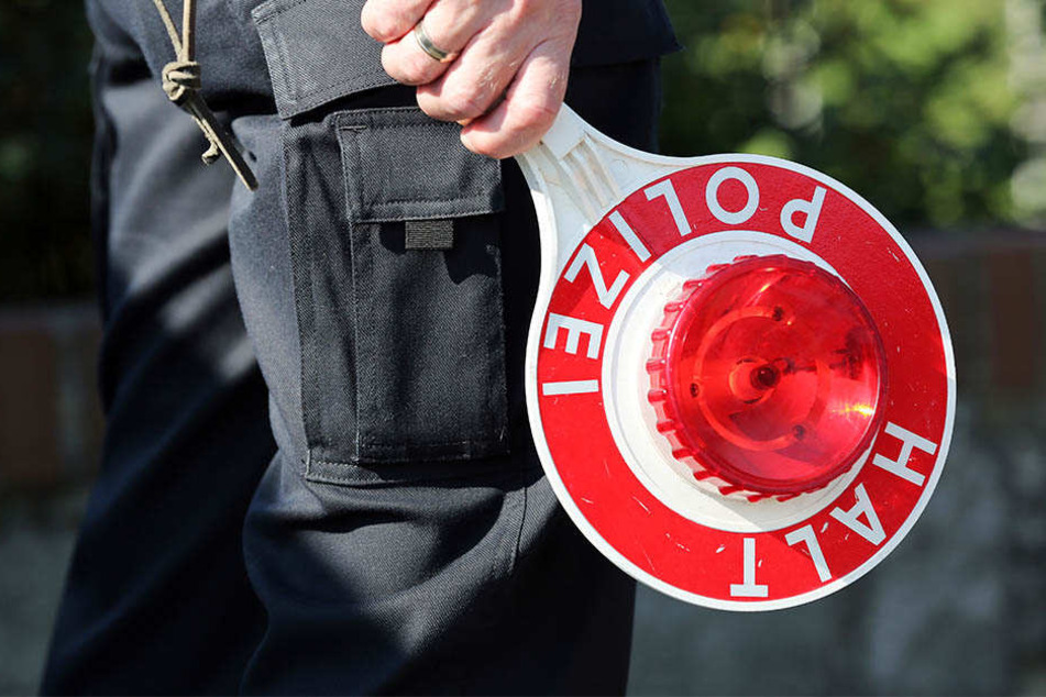 Die Polizeibeamten legten dem aggressiven Leipziger Handfesseln an. (Symbolbild)