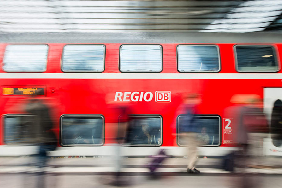 Pendler müssen sich auf längere Wartezeiten am Bahnhof einstellen. (Symbolbild)