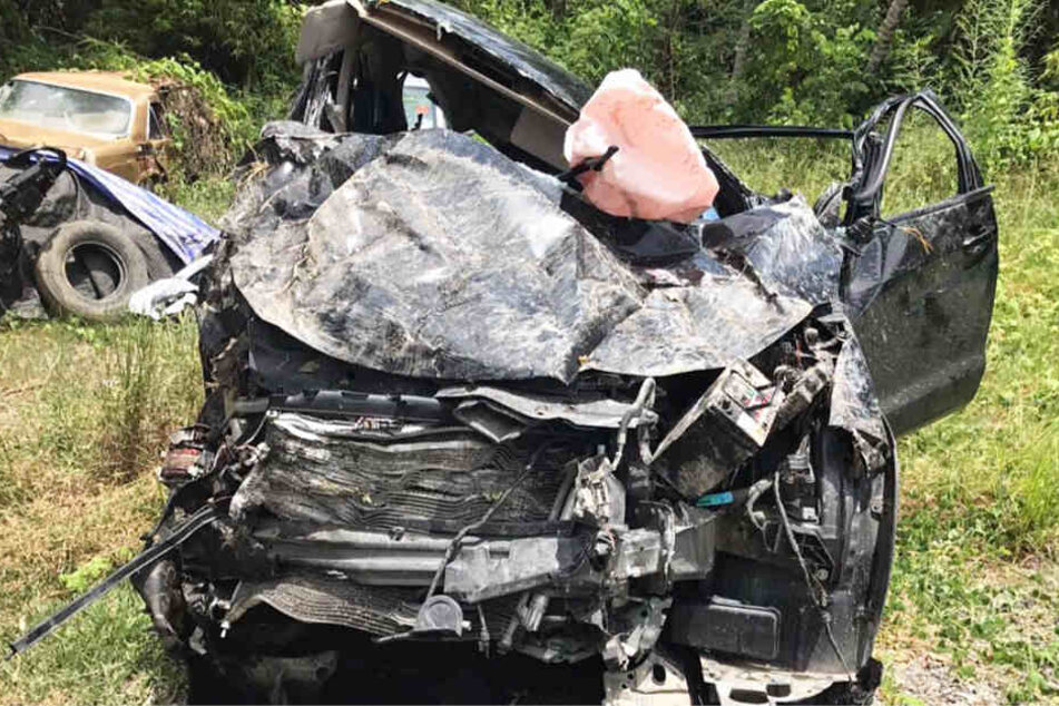 Das Foto zeigt den Unfallwagen, in dem Elias und seine Begleiter verunglückten.