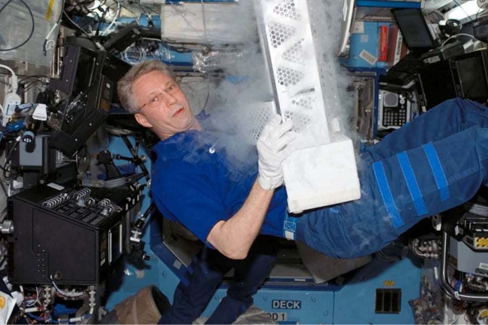 Thomas Reiter hantiert an Bord der Internationalen Raumstation mit Ausrüstungsgegenständen (Archivbild).