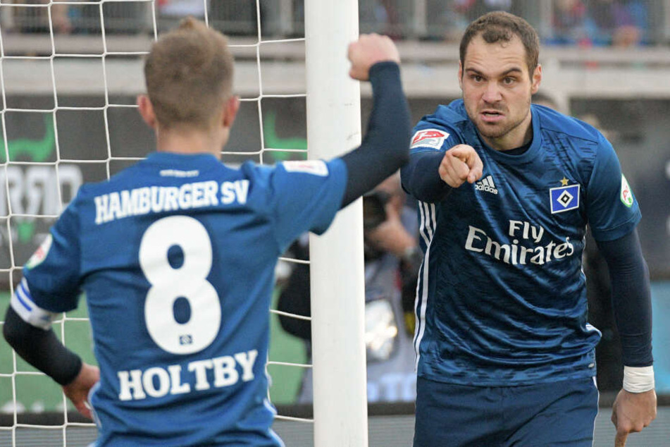 Torfabrik Pierre-Michel Lasogga (rechts) und Lewis Holtby wollen mit dem HSV am Sonntag gegen St. Pauli siegen.