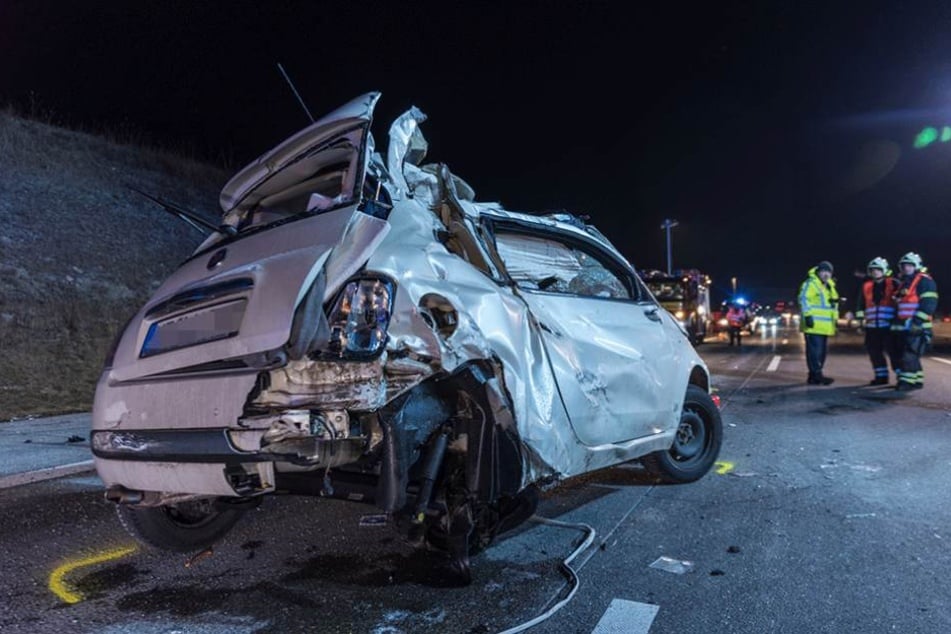 Der Fiat 500 überschlug sich auf der Autobahn, mehrere weitere Autos wurden in den Unfall verwickelt.