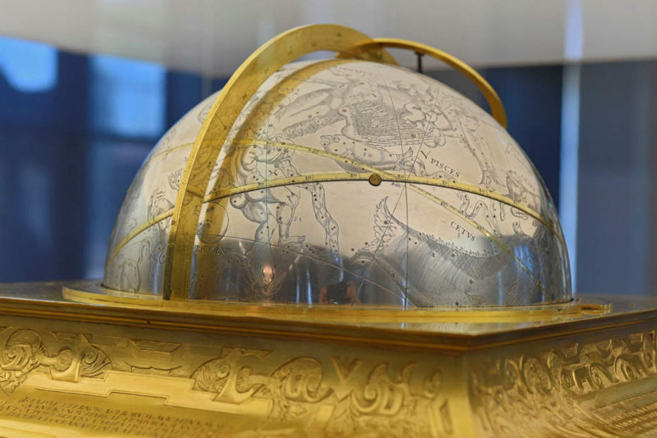 Der Himmelsglobus auf der Uhr würde sich in 24 Stunden einmal drehen. Dabei
geht auch die Sonne (das kleine Scheibchen) auf und unten.