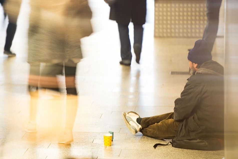 Ein Bettler sitzt in einer Fußgänger-Passage (Symbolbild).