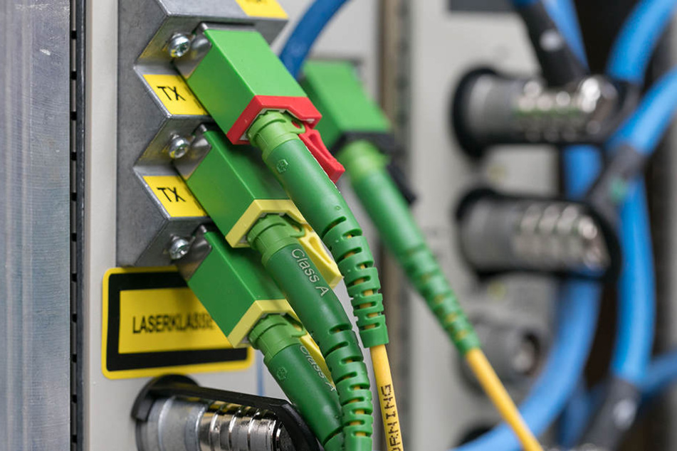 In vielen Vierteln werden alte Kupferkabel durch neue Glasfaserkabel
ersetzt.