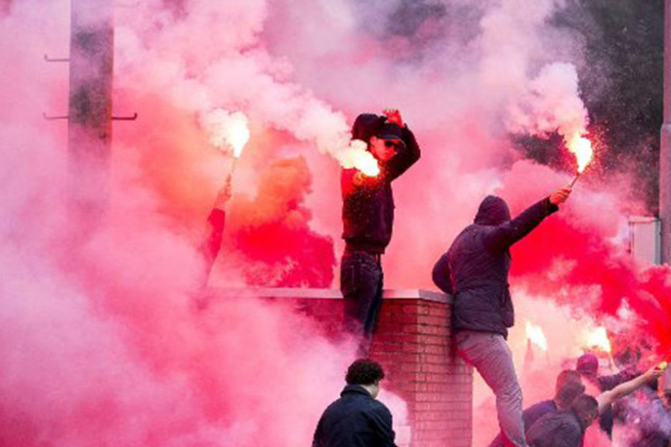 Eine Fangruppe der Würzburger Kickers war nach der Partie gegen München alles andere als friedlich und ging auf Polizisten los. (Symbolbild)