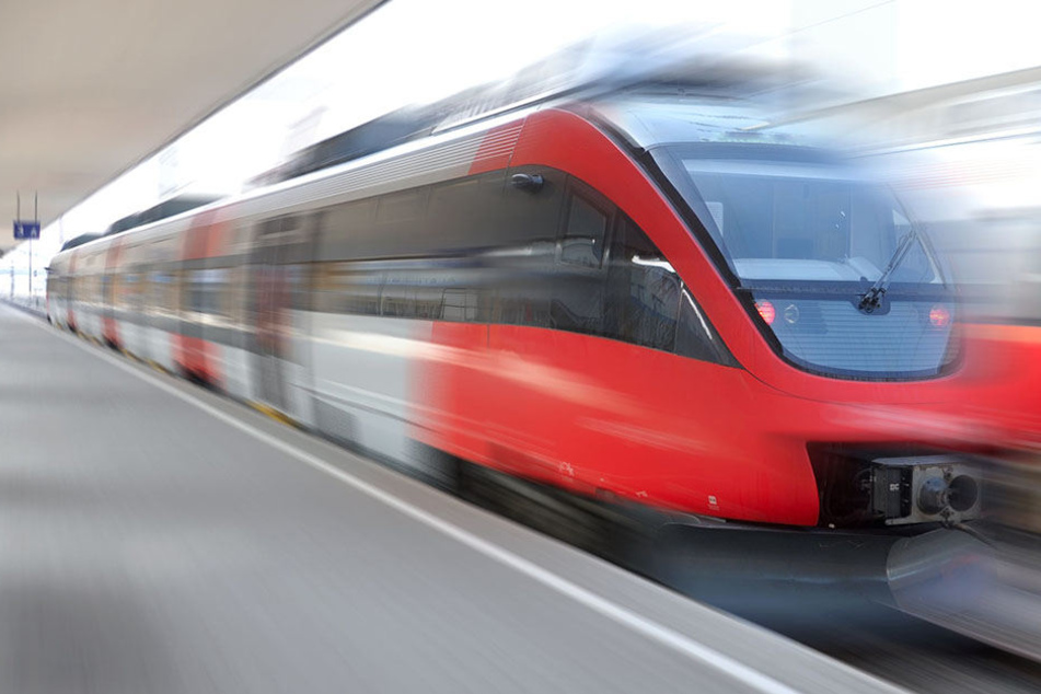 Ein Betrunkener schlug dem Schaffner mit der Faust ins Gesicht. Einen Fahrschein konnte der Mann nicht vorweisen.