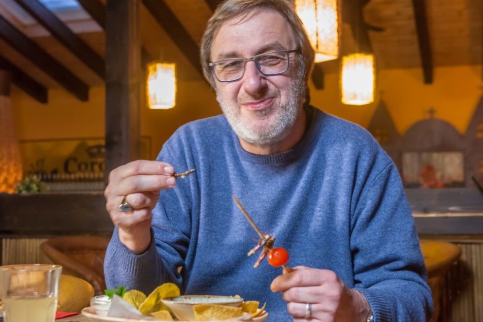 Guten Appetit: Redakteur Bernd Rippert (56) testete die gebratenen
Insekten.