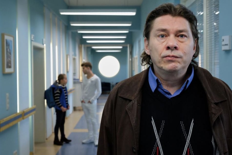 Der Vergewaltiger von Dr. Kathrin Globisch, Michael Linse (r.) taucht erneut in der Sachsenklinik auf. Er belauscht ein Gespräch zwischen Pfleger Kris (hinten r.) und Kathrins Tochter Hanna (l.).