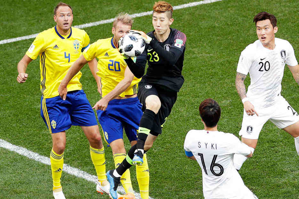 Südkoreas Torwart Hyun-Woo Cho (Mitte) trieb die Schweden mit etlichen guten Paraden zur Verzweiflung und hielt seine Mannschaft lange Zeit im Spiel.