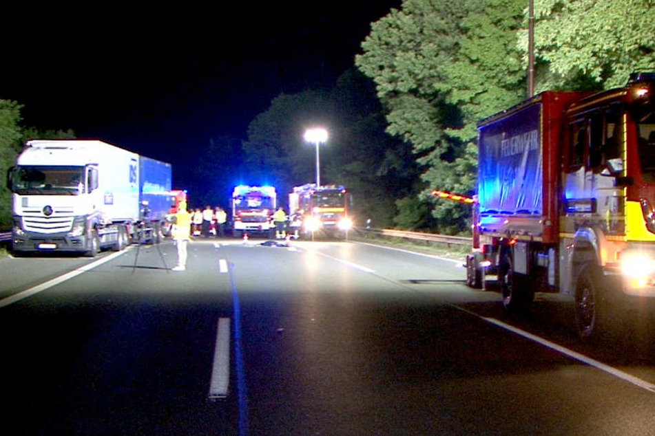 Trotz Reanimationsversuchen verstarb die 22-Jährige noch an der Unfallstelle.