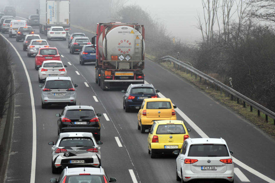 Auf der A57 bei Köln müssen die Autofahrer weiterhin viel Geduld mitbringen.