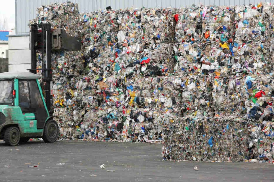 Das Feuer brach in einem Industriegebiet aus. (Symbolbild)