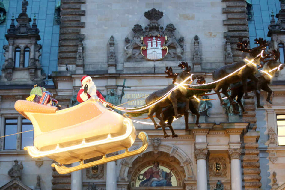 Der Weihnachtsmann fliegt dreimal täglich über den Weihnachtsmarkt vor dem Rathaus.