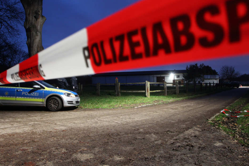 Die alarmierten Beamten sperrten das Gebiet umgehend ab (Symbolbild).