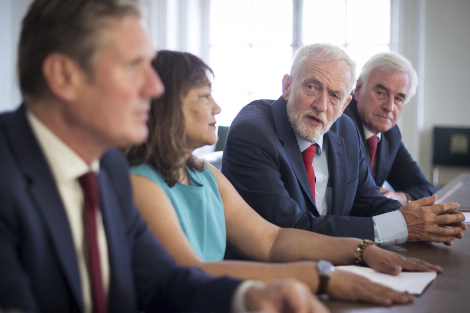 Labour-Chef Jeremy Corbyn mit Parteikollegen (Zweiter von Rechts).