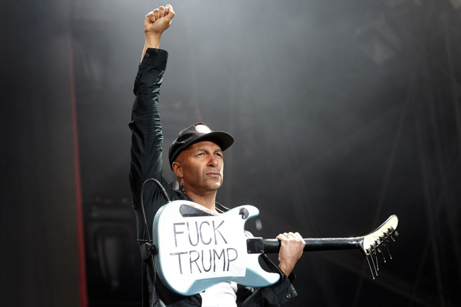 Gitarrist Tom Morello zeigt bei seinem Auftritt mit der Band Prophets of Rage beim "Rock am Ring 2017" auf der Mainstage seine Gitarre, auf den in großen Lettern "Fuck Trump" steht.