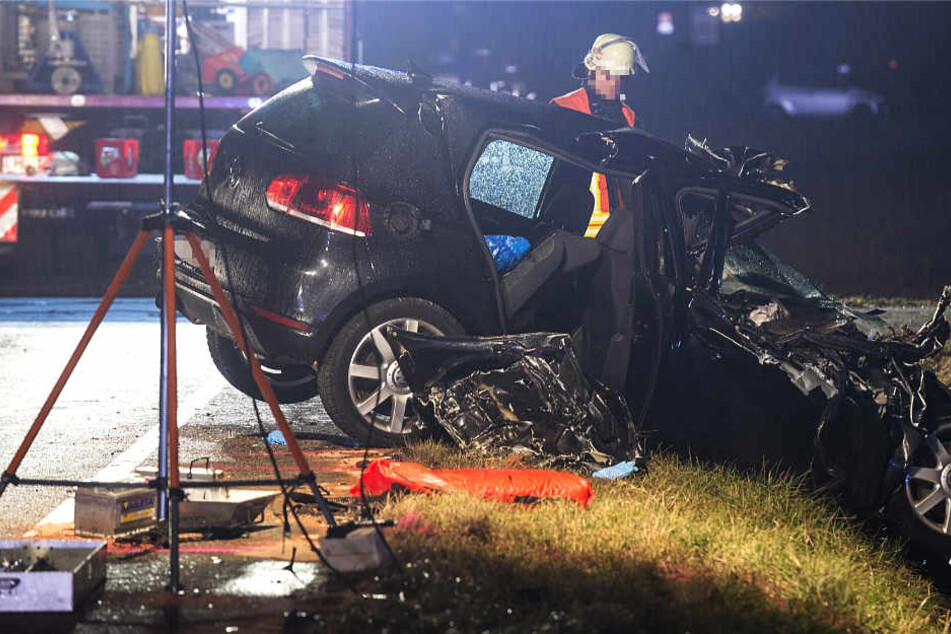 Der VW Golf wurde schwer beschädigt in den Straßengraben geschleudert.