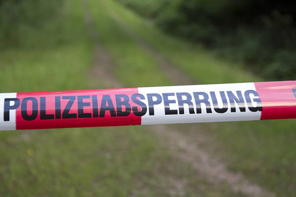 Die Polizei fahndet nach dem flüchtigen Gatten des Opfers.