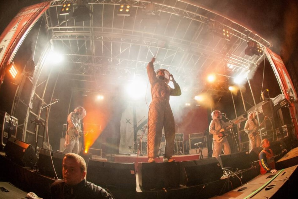 Zum Auftakt 2013 trat die Band Kraftklub im Astronautenanzug auf.