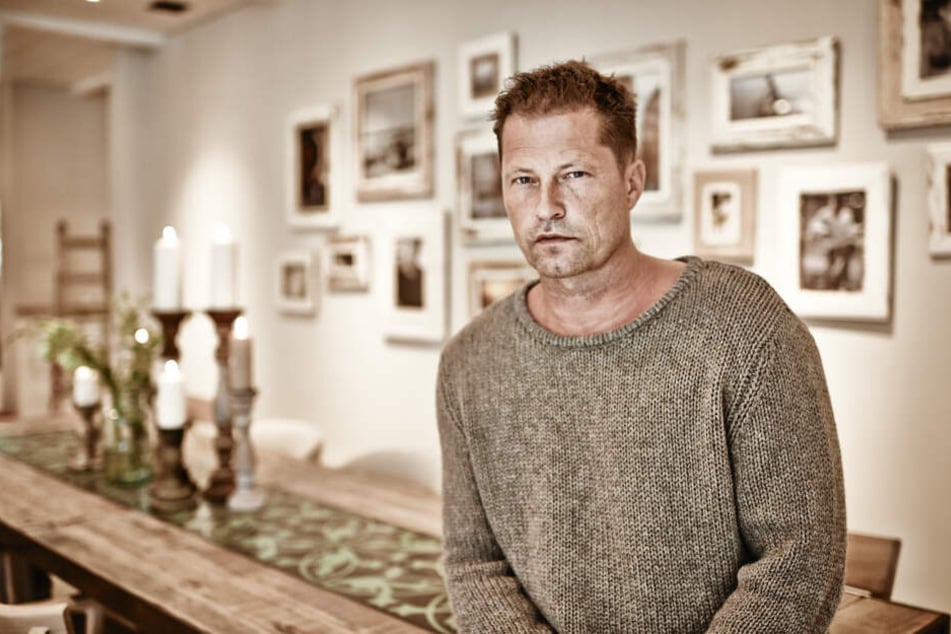 Schauspieler Til Schweiger sitzt im Essensraum des Barefoot Hotels am Timmendorfer Strand.