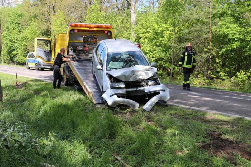 Das völlig demolierte Auto wurde nach dem Unfall abgeschleppt.