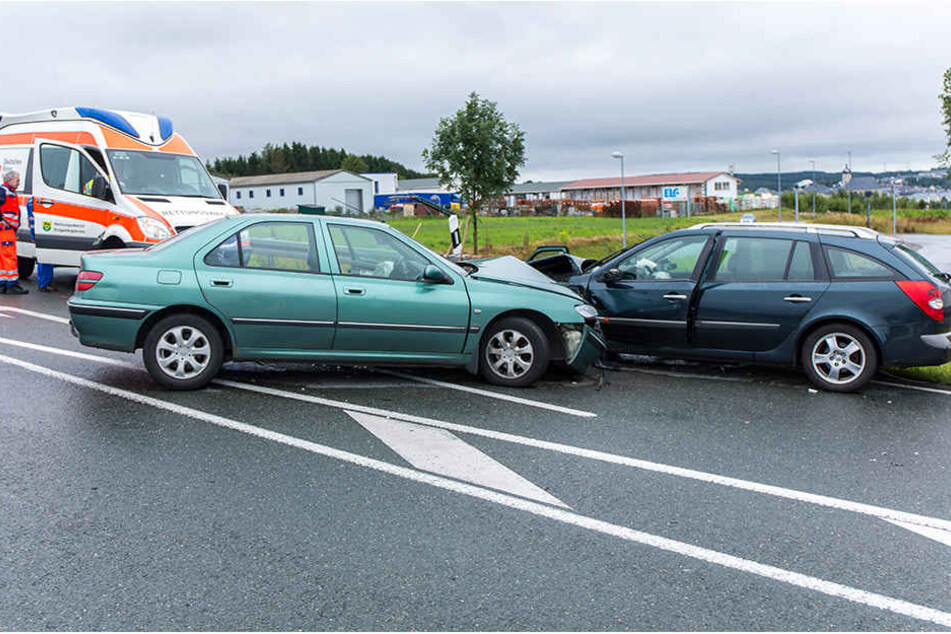 Ein Peugeot kollidierte frontal mit einem Renault.