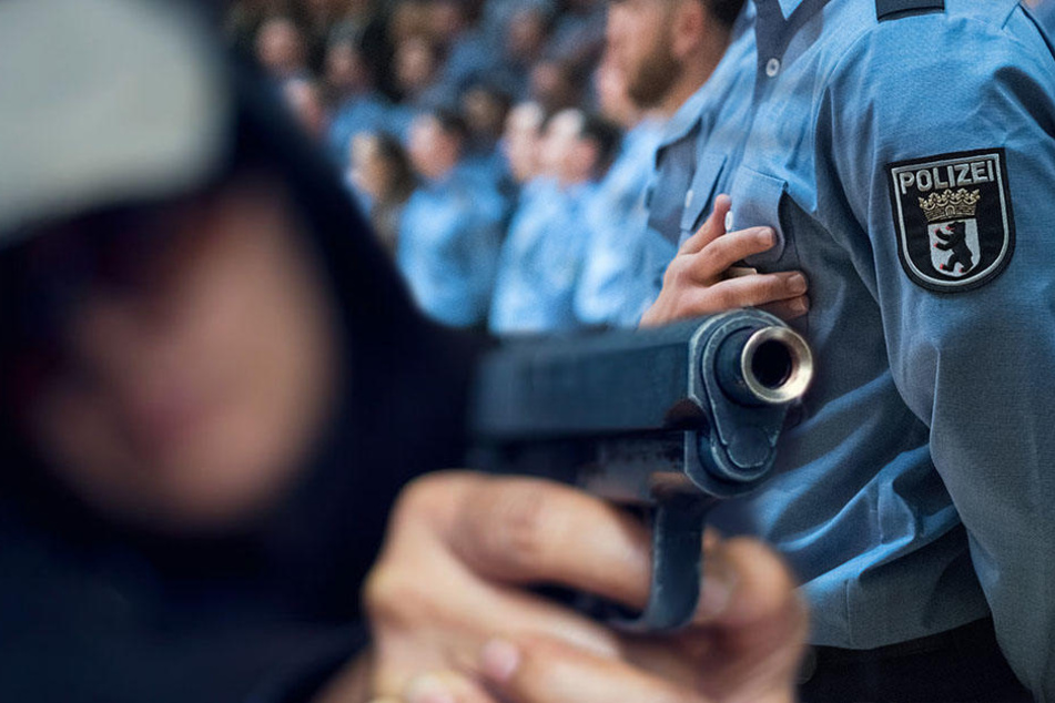 Ein Berliner Polizeischüler bedrohte einen 19-Jährigen mit einer Waffe. (Symbolbild)